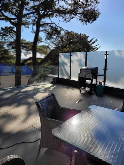 Luxury 3 Bed Flat With Large Terrace, Sea Views And Hot Tub Apartment Canford Cliffs ภายนอก รูปภาพ