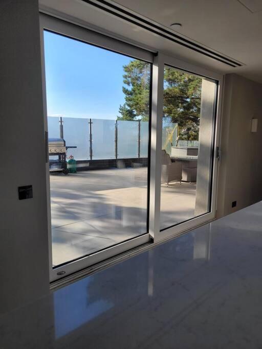 Luxury 3 Bed Flat With Large Terrace, Sea Views And Hot Tub Apartment Canford Cliffs ภายนอก รูปภาพ